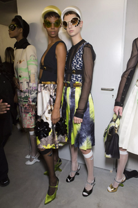 backstage-defile-prada-printemps-ete-2019-milan-coulisses-54.thumb.jpg.9eb7b802a1ac2202e6aa3298f1e99ace.jpg