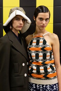 backstage-defile-prada-printemps-ete-2020-milan-coulisses-146.thumb.jpg.10ab8e0977b46f828803911591b5c52d.jpg