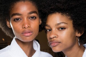 backstage-defile-r13-automne-hiver-2018-2019-new-york-coulisses-23.thumb.jpg.586112f80fa91e34bfaeb68643b8882d.jpg