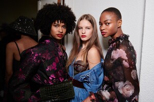 backstage-defile-ralph-amp-russo-automne-hiver-2020-2021-paris-coulisses-96.thumb.jpg.2c74284eb42fc5e6b225bdf6d19e5655.jpg