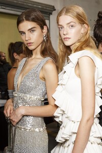 backstage-defile-roberto-cavalli-printemps-ete-2019-milan-coulisses-84.thumb.jpg.2299193604eba9a3d0c75f6f6785ec80.jpg