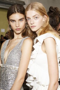 backstage-defile-roberto-cavalli-printemps-ete-2019-milan-coulisses-85.thumb.jpg.e8f67bef1cf56552cba64054b10c4c23.jpg
