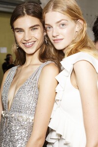 backstage-defile-roberto-cavalli-printemps-ete-2019-milan-coulisses-86.thumb.jpg.66a7279a8cbfbc5b94f15f9ba06762e0.jpg