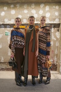 backstage-defile-sacai-automne-hiver-2020-2021-paris-coulisses-58.thumb.jpg.a93289e3bac92ea6bd16184f3c607273.jpg