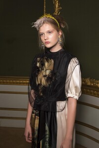 backstage-defile-simone-rocha-printemps-ete-2019-londres-coulisses-15.thumb.jpg.cd4945e10c425721fb498a4b92a7c5a7.jpg