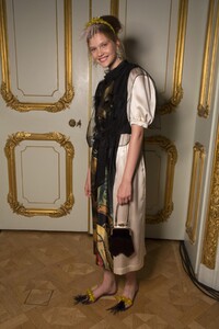 backstage-defile-simone-rocha-printemps-ete-2019-londres-coulisses-19.thumb.jpg.5c4e69d59b88419bdf9c03fa2a9bce1d.jpg