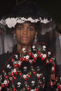 backstage-defile-simone-rocha-printemps-ete-2019-londres-coulisses-22.thumb.jpg.fdf8bf9a13b2b945167b4802ad587e0b.jpg