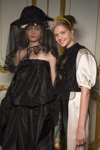 backstage-defile-simone-rocha-printemps-ete-2019-londres-coulisses-23.thumb.jpg.38de0fc61b3ec9d9f56b54d06f1947ca.jpg