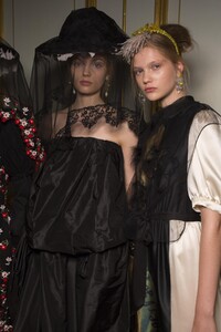 backstage-defile-simone-rocha-printemps-ete-2019-londres-coulisses-24.thumb.jpg.fb48eb1144132116d1dac1f25c17f956.jpg