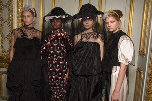 backstage-defile-simone-rocha-printemps-ete-2019-londres-coulisses-25.thumb.jpg.d09d5195c59cfce12391f9585a0bb026.jpg