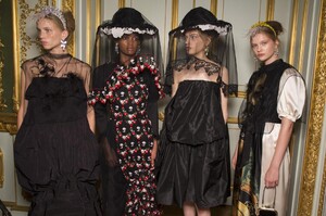 backstage-defile-simone-rocha-printemps-ete-2019-londres-coulisses-26.thumb.jpg.67c6d0ab50820f8b4c70d8738415bb7b.jpg