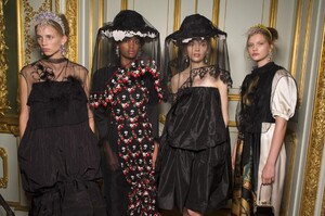 backstage-defile-simone-rocha-printemps-ete-2019-londres-coulisses-27.thumb.jpg.71661ca584374acfa42060ead6e49838.jpg