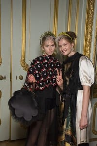 backstage-defile-simone-rocha-printemps-ete-2019-londres-coulisses-29.thumb.jpg.b9af42c09e44870c938bea8f19a32e36.jpg