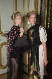 backstage-defile-simone-rocha-printemps-ete-2019-londres-coulisses-30.thumb.jpg.55f72e2292df71c96d9872a4f5d2c3c0.jpg