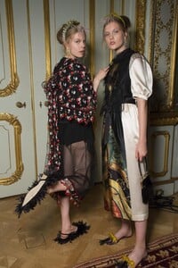 backstage-defile-simone-rocha-printemps-ete-2019-londres-coulisses-32.thumb.jpg.df801b89d1d947b9ce93c8fe6b061cd6.jpg