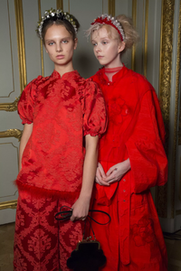 backstage-defile-simone-rocha-printemps-ete-2019-londres-coulisses-38.thumb.jpg.f412d9c8a748ffc7c0387092a48022b9.jpg