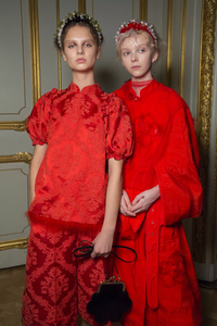 backstage-defile-simone-rocha-printemps-ete-2019-londres-coulisses-39.thumb.jpg.0aee33f1dc759b04e56e9c9a03cb5039.jpg