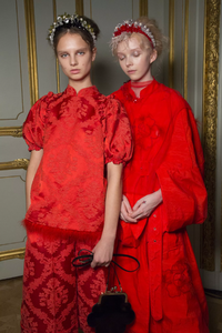 backstage-defile-simone-rocha-printemps-ete-2019-londres-coulisses-40.thumb.jpg.85ac8b80f778a4d5932050cbd45e51d8.jpg