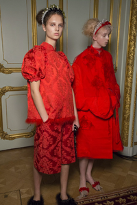 backstage-defile-simone-rocha-printemps-ete-2019-londres-coulisses-41.thumb.jpg.286e73129e212a8b6a25e42750777ab1.jpg