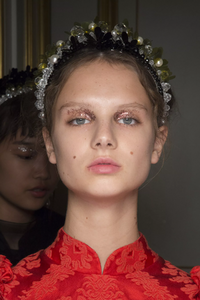 backstage-defile-simone-rocha-printemps-ete-2019-londres-coulisses-42.thumb.jpg.72886a4cb5ec015f014e7528d01aee0c.jpg