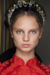 backstage-defile-simone-rocha-printemps-ete-2019-londres-coulisses-43.thumb.jpg.5422f1b32bc5837fab69deb545ac6841.jpg