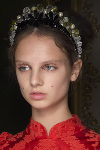 backstage-defile-simone-rocha-printemps-ete-2019-londres-coulisses-45.thumb.jpg.8876da9c791c167713b29c150348cc5b.jpg