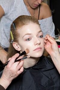 backstage-defile-sportmax-automne-hiver-2019-2020-milan-coulisses-67.thumb.jpg.46a1304837605702c109cbb339b16253.jpg