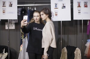 backstage-defile-viktor-amp-rolf-printemps-ete-2017-paris-coulisses-16.thumb.jpg.e2f2945f8e0ae496569fe67960bfb426.jpg