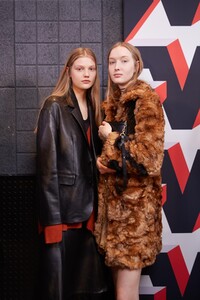 backstage-defile-zadig-amp-voltaire-automne-hiver-2020-2021-new-york-coulisses-31.thumb.jpg.2c02df62649ea292263a242649186260.jpg