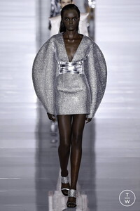 balmain-ss19-0045-8b7195.thumb.jpg.ea12e82908cb10a485d20c7af36541a5.jpg