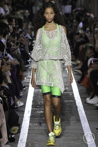 blumarine-ss19-0016-f47e49.thumb.jpg.dc2c20482a02dd80edddd55ec3118cbd.jpg