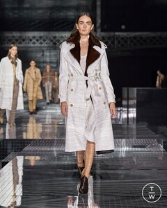 burberry-autumn-winter-2020-collection-look-10-7a39f5.thumb.jpg.4eeccfd7e5773896e847e6fa399c8cb3.jpg