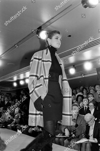 calvin-klein-fall-1987-ready-to-wear-fashion-show-shutterstock-editorial-10449571aw.jpg
