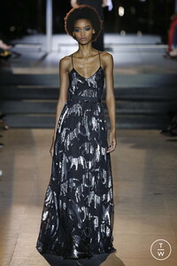 carolina-herrera-aw18-0026-e41a79.thumb.jpg.b331bf032fe3ef3a36986d33a33e3cbd.jpg