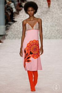 carolina-herrera-ss19-0005-0ec236.thumb.jpg.0e8828f3dfae33febfb6b64bb51ef602.jpg