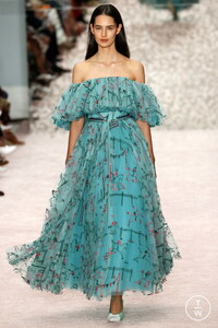 carolina-herrera-ss19-0037-c74b74.thumb.jpg.652e47f9dfc1a2cd28ee131ae4a428c4.jpg