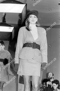 carolyne-roehm-fall-1987-ready-to-wear-fashion-show-shutterstock-editorial-10449577bv.jpg