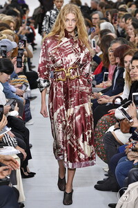 celine-ss18-0038-47acec.thumb.jpg.1c51b86e5bfd3154b17313bb01fb5303.jpg