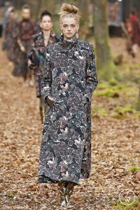 chanel-aw18-0039-9d951b.thumb.jpg.71d6cf391f880cb12d9feafd1ff4d399.jpg