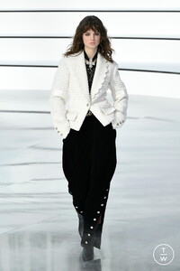 chanel-aw20-0004-928403.thumb.jpg.f700c4c1db006b10265c166042b811dc.jpg