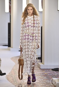 chloe-ss19-0037-e6a54e.thumb.jpg.911a0eeb27848342de88377bd68d00f6.jpg