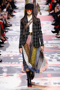 christian-dior-aw18-0047-8852d8.thumb.jpg.87b23e51d35e634929f49e30130d61dd.jpg