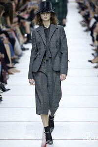 christian-dior-aw19-0010-a45e91.thumb.jpg.f6937e9318b768ef9fe18829d15ac83a.jpg