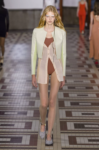 defile-acne-studios-printemps-ete-2019-paris-look-6.thumb.jpg.40cc1710e106f883a47ba6997009f8a1.jpg