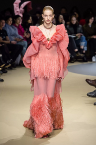 defile-alexander-mcqueen-automne-hiver-2018-2019-paris-look-54.thumb.jpg.f00ec5ca3be1f19911d895be81ccdf84.jpg