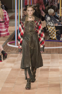 defile-alexander-mcqueen-printemps-ete-2018-paris-look-21.thumb.jpg.331a9ce19ade682e9854f4672a7ea252.jpg