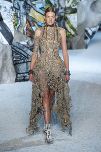 defile-alexander-mcqueen-printemps-ete-2019-paris-look-53.thumb.jpg.84d6978f3c2a622e0521e0d7a297add7.jpg
