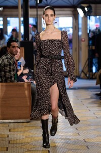 defile-altuzarra-automne-hiver-2018-2019-paris-look-10.thumb.jpg.06c888b28cabd12fd13c7686c37b219c.jpg