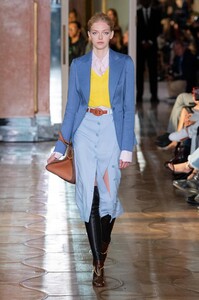 defile-altuzarra-printemps-ete-2020-paris-look-12.thumb.jpg.69ed6a1640446bb334430af063da369a.jpg