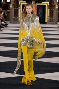 defile-balmain-printemps-ete-2020-paris-look-45.thumb.jpg.72b292adfaa7f9047f53f93502da4944.jpg